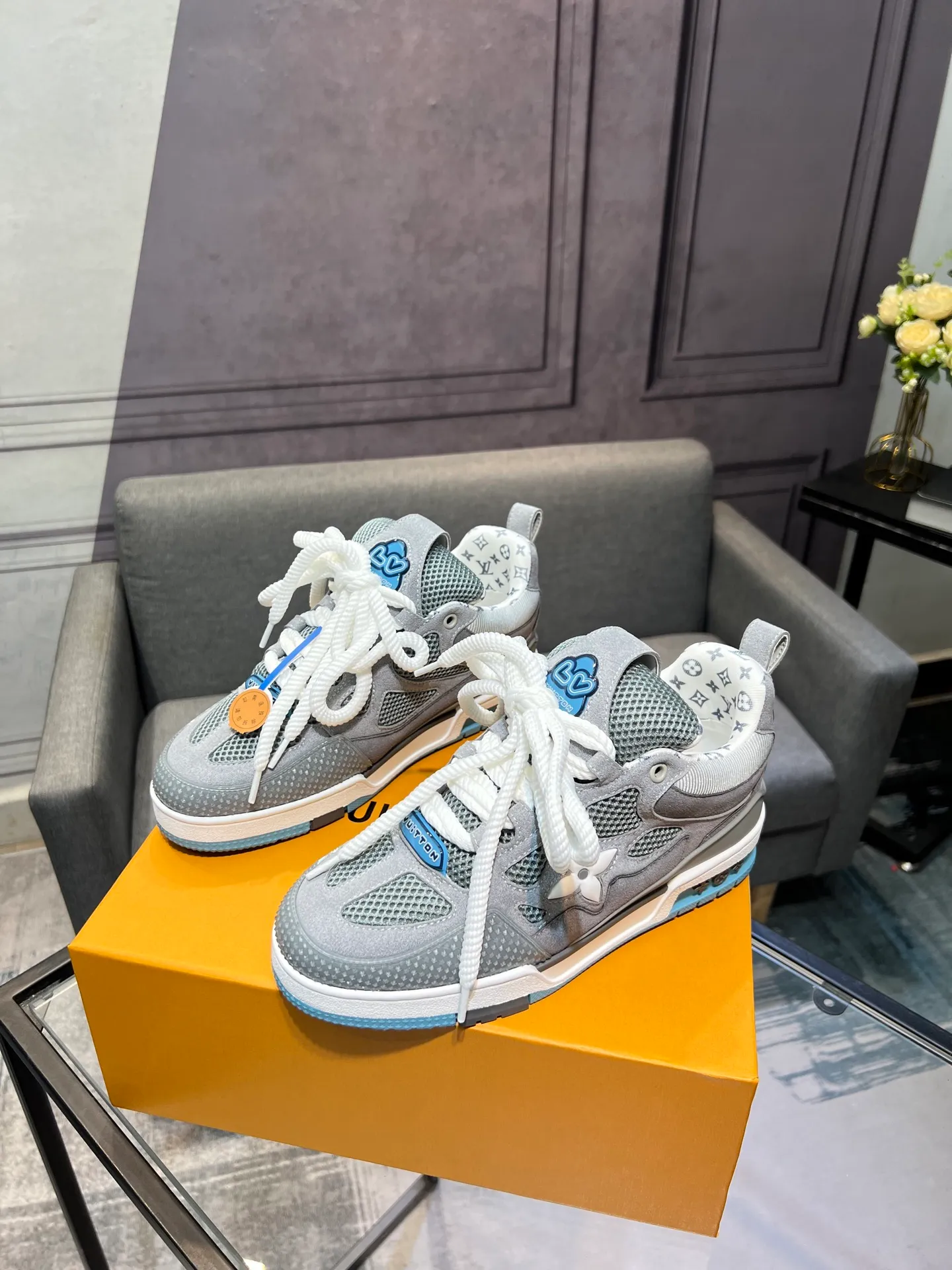Men's men's shoes💰800 LV top version new style purchasing quality LV~Louis Vuitton LV TRAINER's best-looking sneakers, donkey brand strongly promotes new products, official website limited edition retro basketball sneakers! Both high-top and low-top models spent money to purchase 1:1 accurate reproductions of the originals. The details are invincible and full of sincerity. The imported custom-made original cowhide leather is the same as the original package. The details are 100% restored. The private model customizes the original one-piece TPU outsole. It is different from other brands. Without the original version, this effect cannot be achieved!                Men's and women's models 35-40 39-45 (46 is custom-made and cannot be returned or exchanged)
